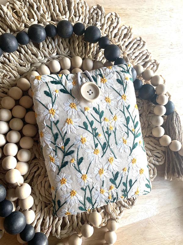 White and Beige Padded Kindle Sleeve, Embroidered kindle sleeve, kindle paperwhite sleeve, nook glowlight sleeve, kobo clara sleeve, ereader sleeve, booktok, book accessories, reader gifts