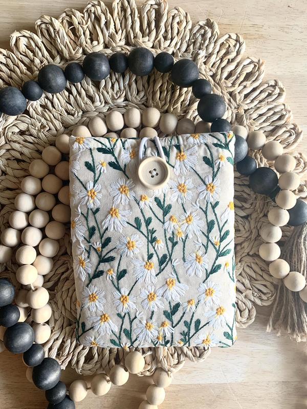 White and Beige Padded Kindle Sleeve, Embroidered kindle sleeve, kindle paperwhite sleeve, nook glowlight sleeve, kobo clara sleeve, ereader sleeve, booktok, book accessories, reader gifts